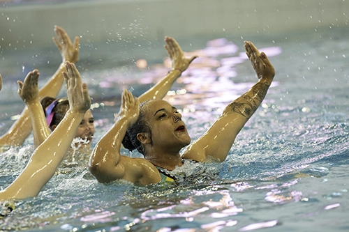 Nageuse adulte souriante lors d'un ballet de natation artistique — CEP Poitiers Aquatique