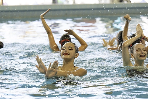 Nageuse souriante lors d'un ballet d'équipe — équipe Loisir CEP Poitiers Aquatique