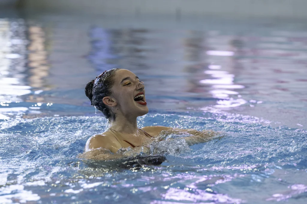 Nageuse souriante lors du gala de natation artistique à Poitiers