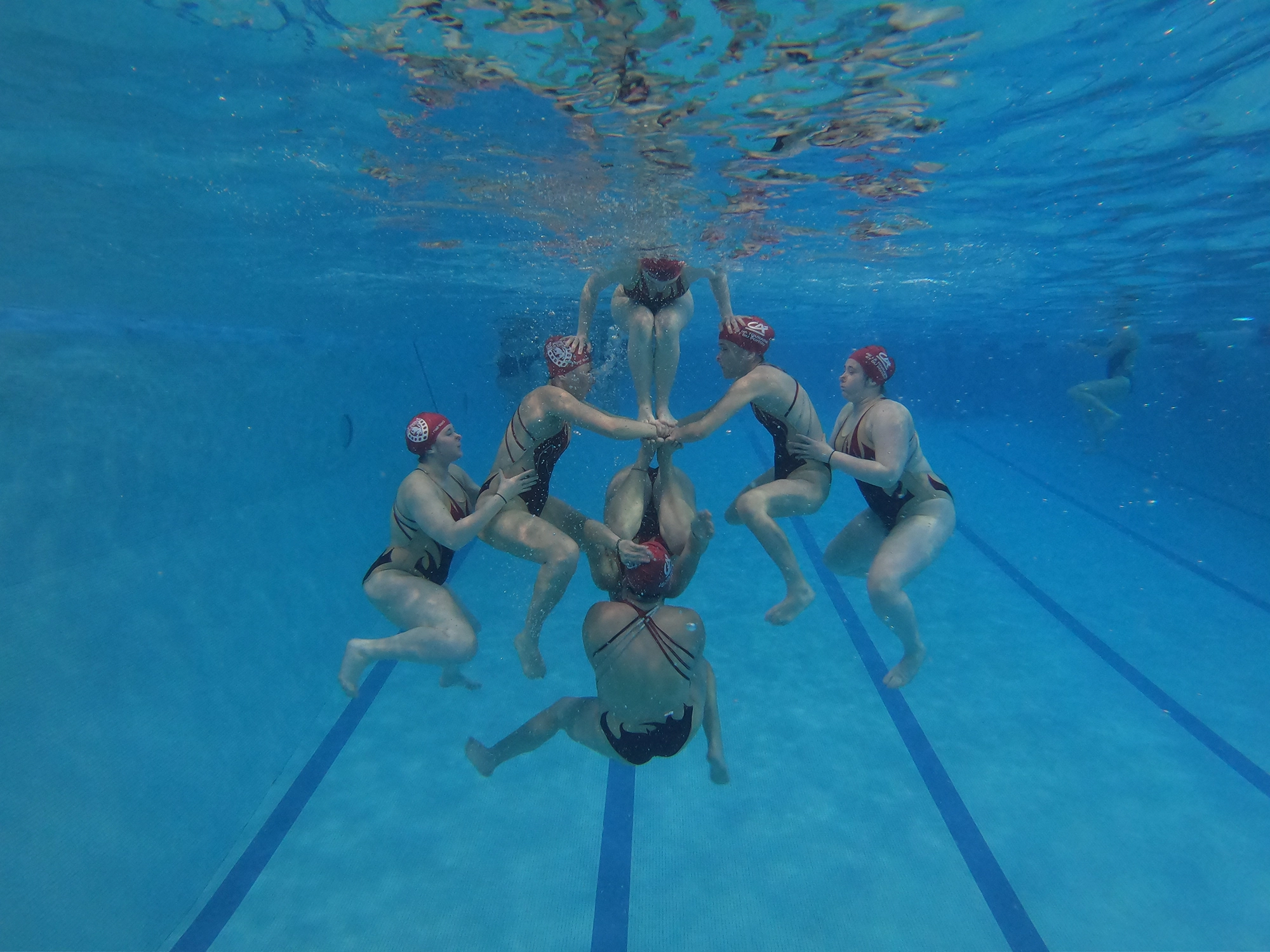 Nageuses du CEP Poitiers Aquatique préparant une acrobatie de natation artistique